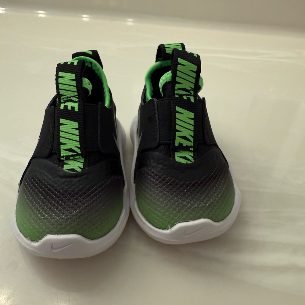 Baby Slip-On Nike Sneakers 2C - Picture 2 of 5